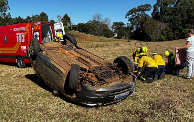 Mulher fica ferida após capotamento na SC-492, em São Miguel do Oeste