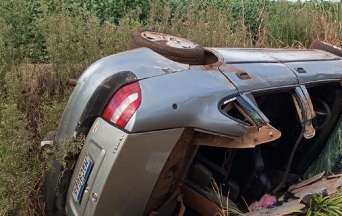 Carro sai da pista e tomba no interior de Pinhalzinho; duas pessoas ficam feridas