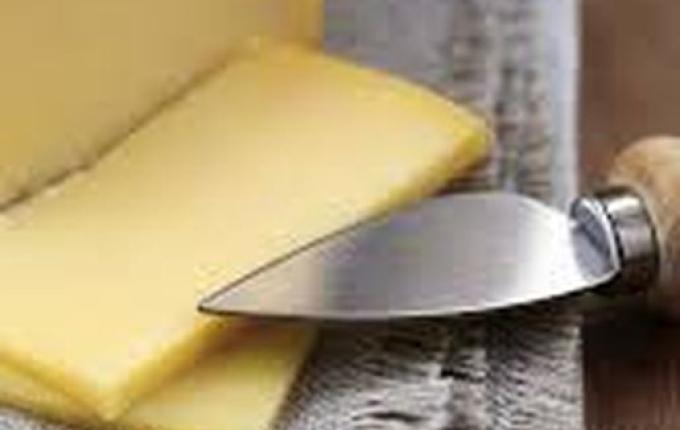 Alunos da casa familiar rural fazem aula prática relacionada a laticinios