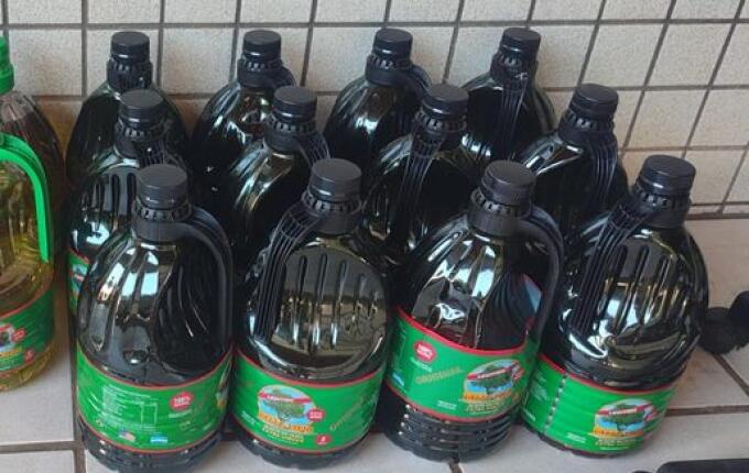 PM flagra caminhão com 90 litros de azeite proibido no Brasil em Dionísio Cerqueira