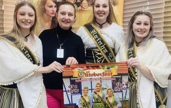 Soberanas da Oktoberfest entregam cartaz da festa na Rádio Itapiranga