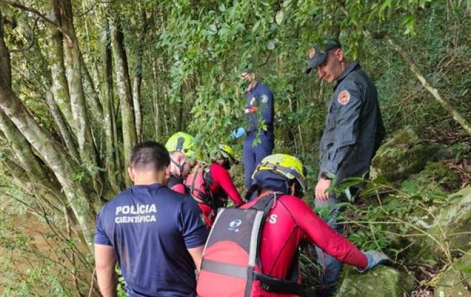 Corpo de mãe desaparecida junto com filha em rio é localizado