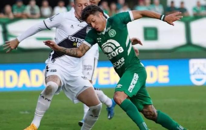 Chapecoense empata no final e evita derrota na Arena Condá
