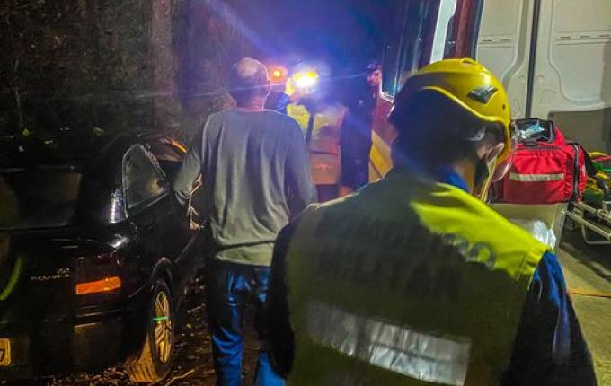 Homem colide carro em árvore e é preso por embriaguez em São Miguel do Oeste