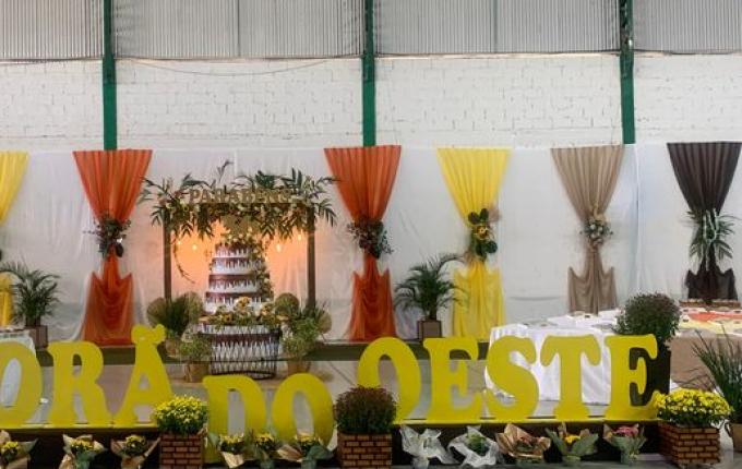 Corte do bolo marca comemoração de 36 anos de Iporã do Oeste