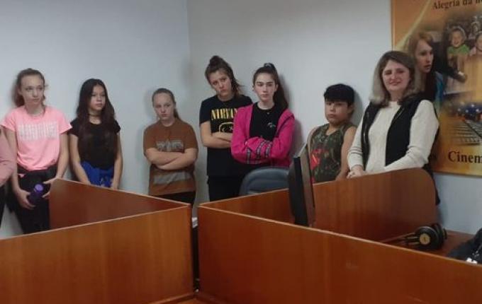 Alunos conhecem produção textual de notícias em visita à Rádio Oeste