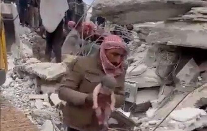 Bebê nasce no meio dos escombros do terremoto na Síria