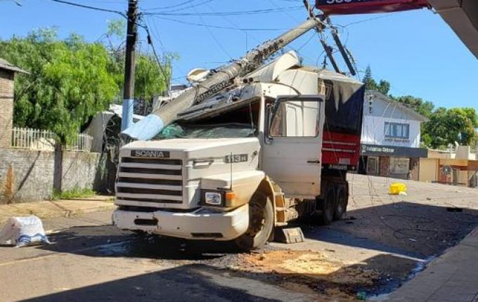 Caminhão desgovernado causa diversos danos em postes, veículo e residência de Iporã do Oeste