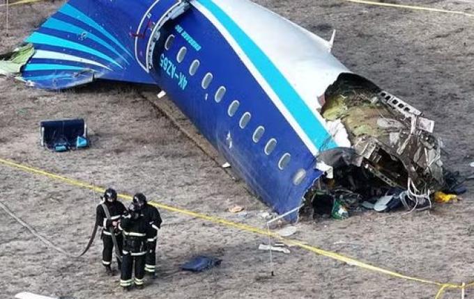 Avião com mais de 60 pessoas cai no Cazaquistão