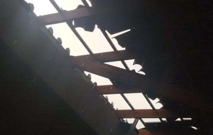 Vento forte causa destelhamento em pelo menos quatro residências em Itapiranga