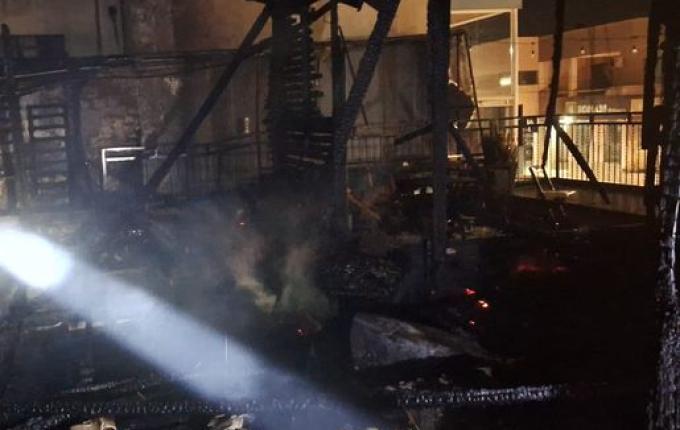 Incêndio destrói danceteria e loja no centro de Palmitos