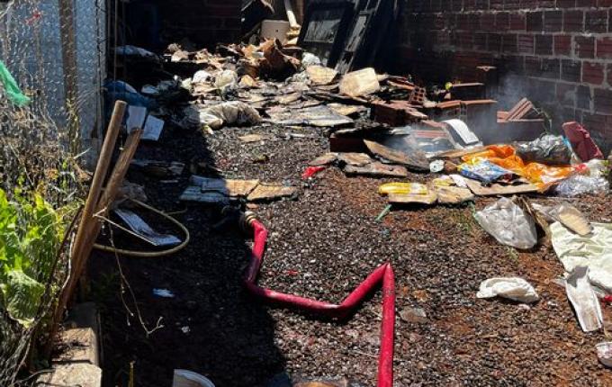 VÍDEO: Incêndio consome depósito ao lado de residência em SMOeste