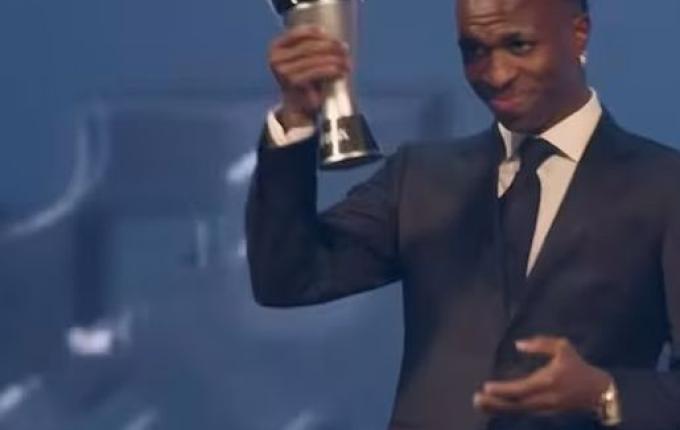 Vini Jr. é eleito o melhor jogador de futebol do mundo pela Fifa