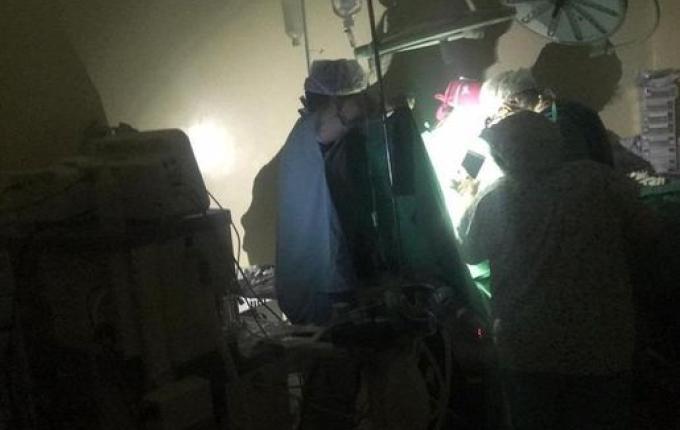 Gambá causa apagão em hospital e cirurgia é feita com auxílio de lanternas