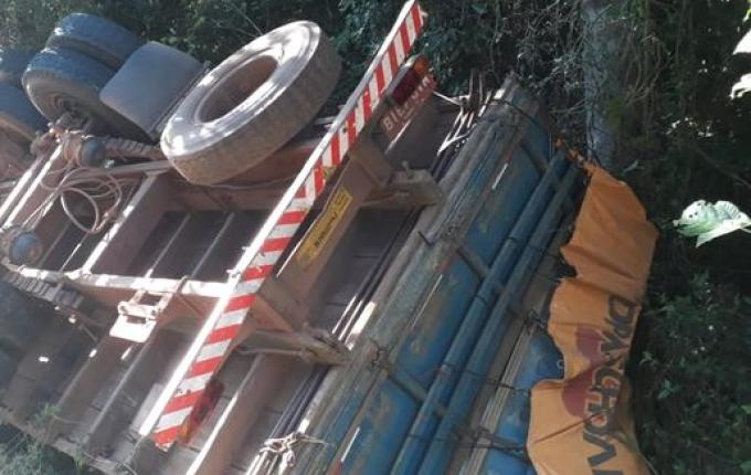 Caminhão fica sem freios e acaba capotando no interior