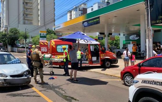 Colisão frontal deixa uma mulher ferida no centro de SMO