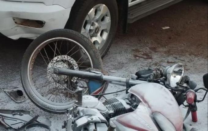 Colisão lateral deixa motociclista ferido no centro de Iporã do Oeste