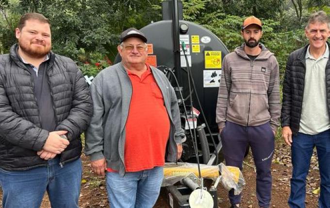 Iporã do Oeste entrega máquinas agrícolas para grupos de produtores