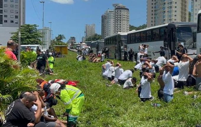 Polícia fala em 200 torcedores envolvidos em briga na BR-101 e vai escoltar baderneiros