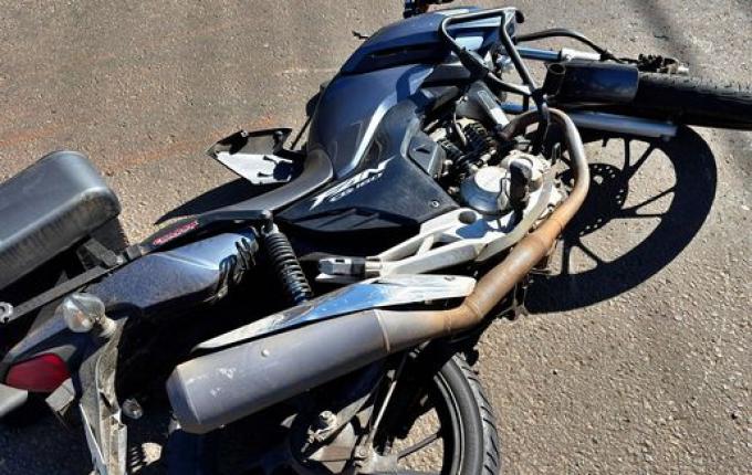 Motociclista fica ferido em colisão entre moto e caminhão no centro de SMO