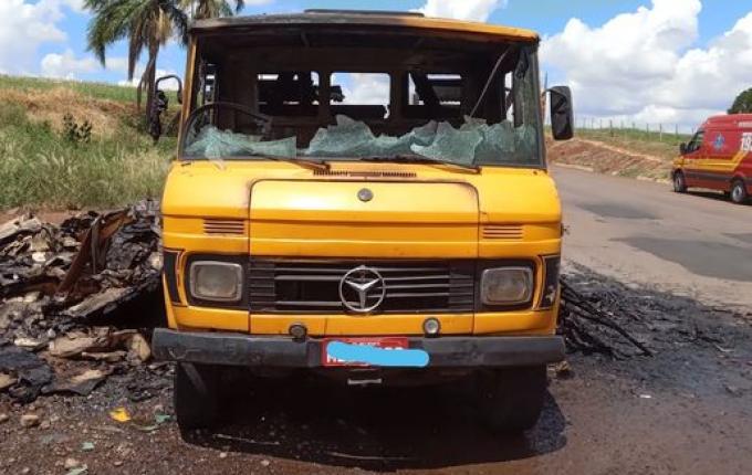 Caminhão com carga de papel pega fogo na BR 163