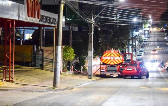 Bombeiros detectam novos focos de incêndio e voltam a atuar em supermercado