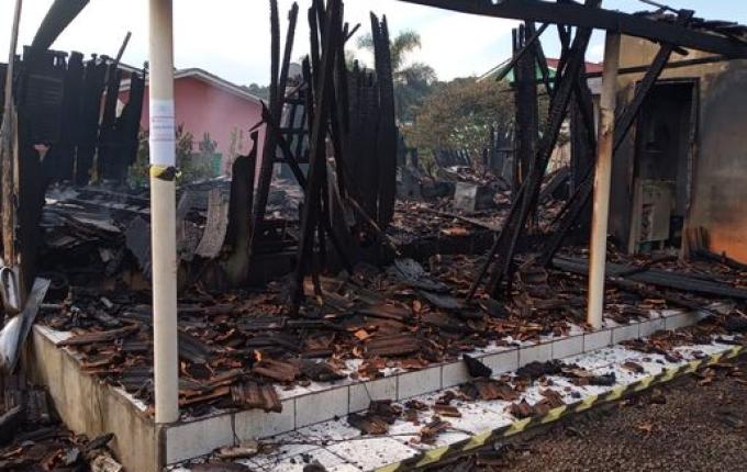 Casa de madeira é completamente consumida em incêndio