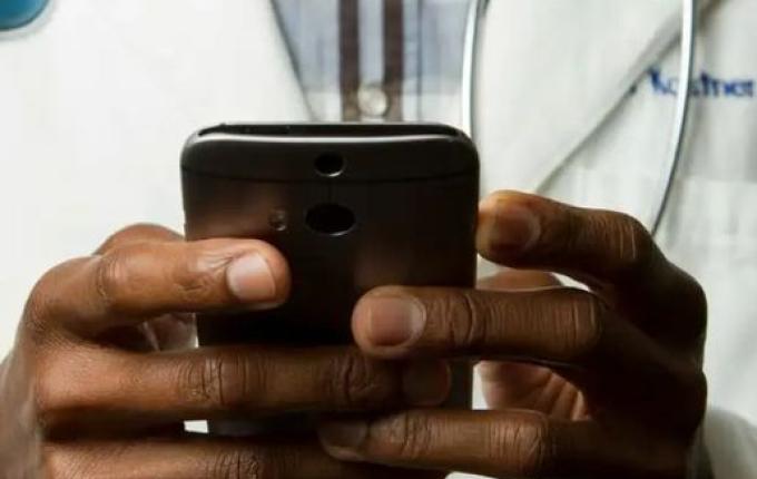 Número de médicos em atividade no Brasil aumenta 23,6% em quatro anos, aponta IBGE