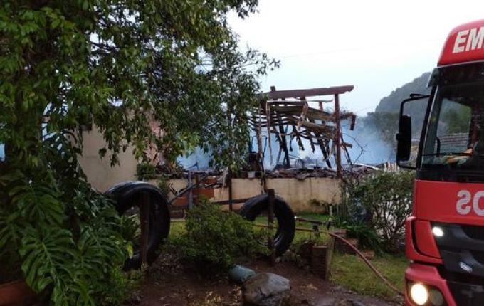 Casa é destruída por incêndio no interior de Cunha Porã