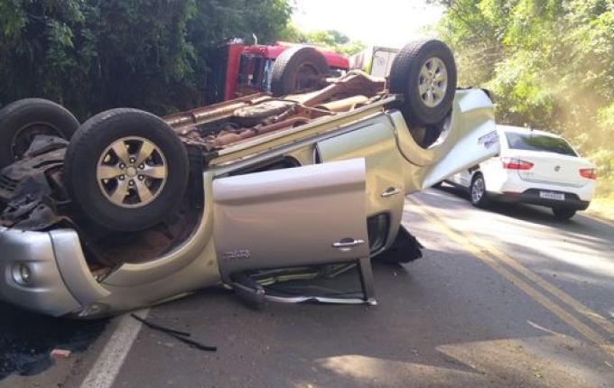 Condutor perde controle da direção em curva e capota Hilux