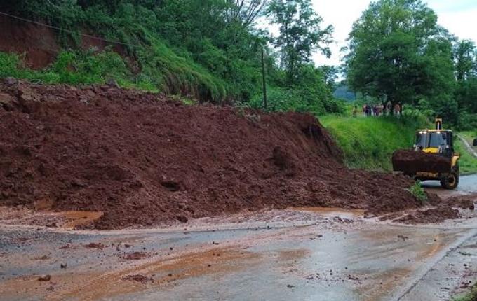Deslizamento de terra interdita acesso a Vila União e ITG 070 em Itapiranga