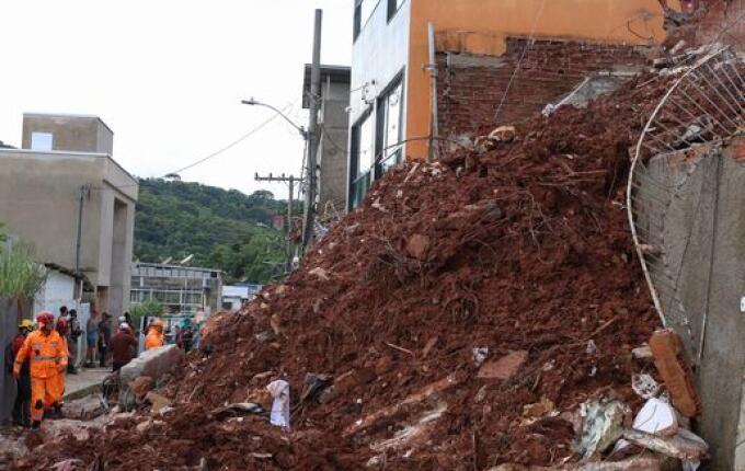 Mortes chegam a 55 e buscas continuam em Minas Gerais