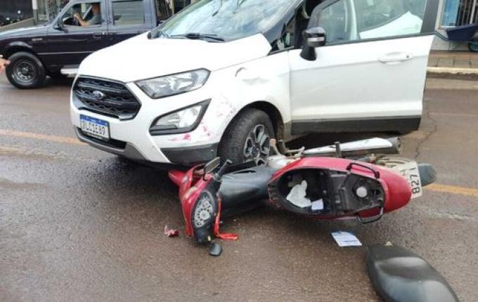 Colisão entre carro e moto deixa idoso ferido em São José do Cedro