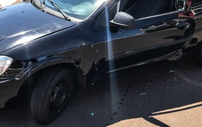 Colisão entre carro e moto deixa jovem ferida no centro de SMO