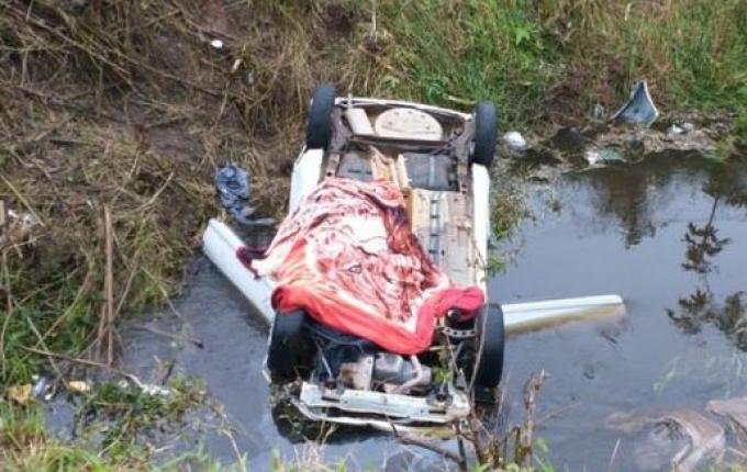 Motorista perde controle, bate em mureta, atropela e mata homem em SC