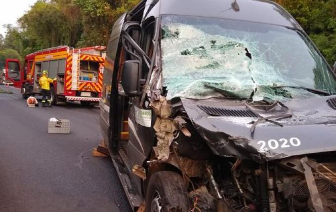 Colisão entre van e caminhão deixa seis feridos na BR-282