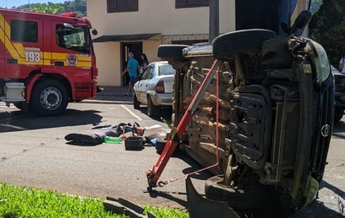 Capotamento de veículo deixa idosos feridos em Quilombo