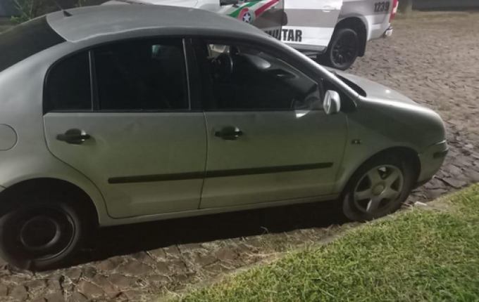 Motorista com CNH suspensa e veículo irregular é abordado pela PM