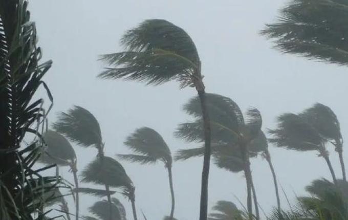 Ciclone “raro” deixa SC em alerta para fortes chuvas, raios e ventos