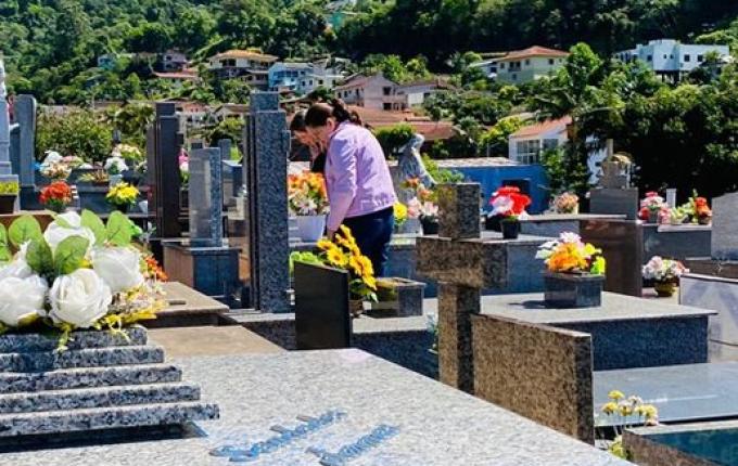 Cemitério de Itapiranga registra grande movimentação no Dia de Finados