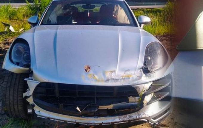 Condutor de Porsche abandona veículo e dinheiro após acidente