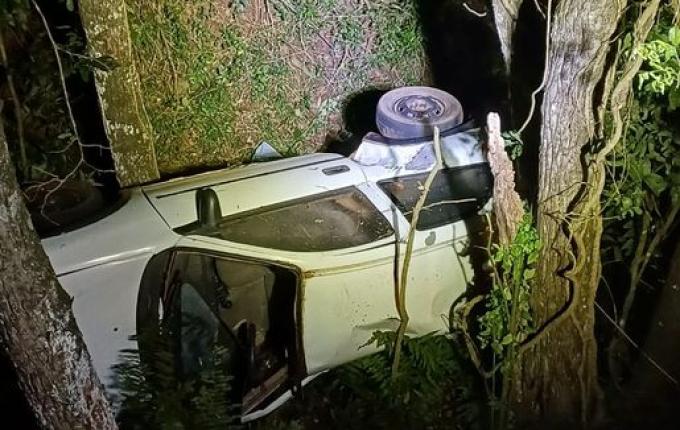 Homem morre em saída de pista seguida de capotamento na SC-283