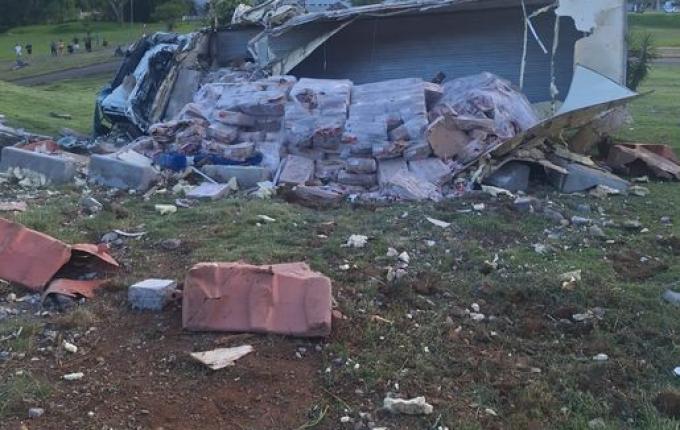 Caminhão fica sem freios, sai da pista e capota na descida da serra do Goio-Ên, em Chapecó