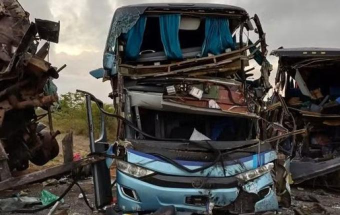 Acidente entre ônibus deixa cinco mortos e 21 feridos na Bahia
