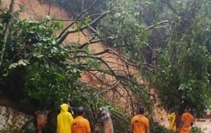 Bombeiros fazem buscas por desaparecidos após temporal que matou 16 no RJ