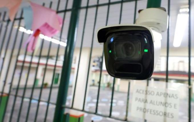 SC vai instalar mais de 10 mil câmeras em escolas públicas para reforçar segurança