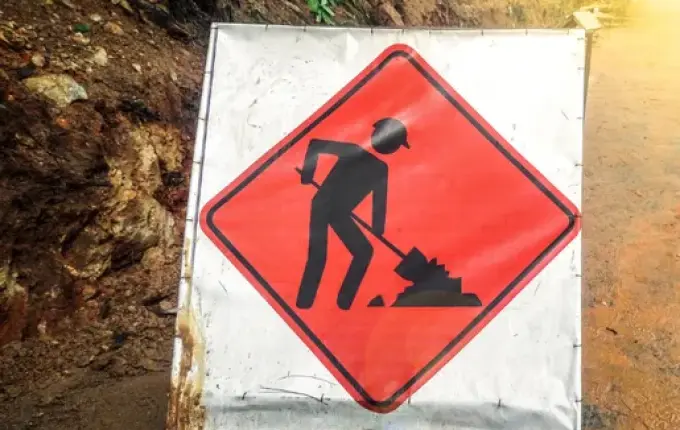 Motoristas ignoram sinalização e danificam obra de microrrevestimento na SC-496