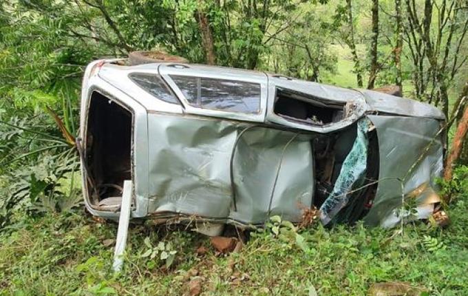 Carro capota em ribanceira de 50 metros após saída de pista em Mondaí