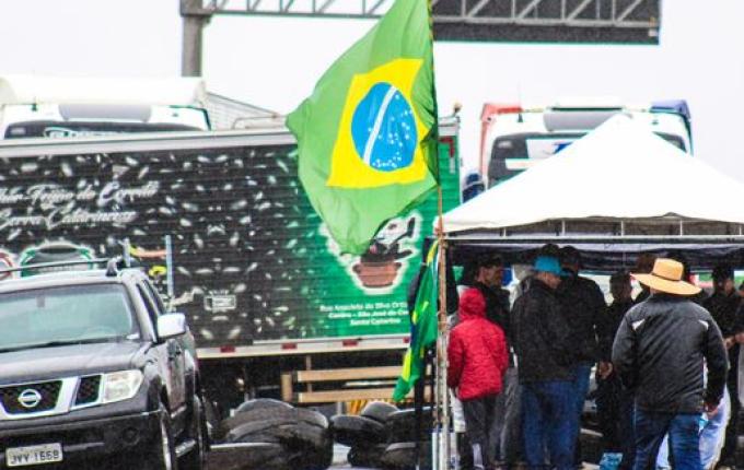 Veja quais rodovias e trechos estão bloqueados em Santa Catarina nesta segunda-feira