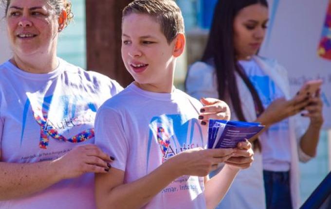 Associação promove pedágio sobre autismo em São Miguel do Oeste; fotos